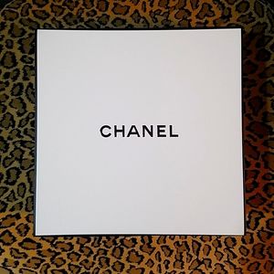 CHANEL Gift Box w/SAMPLE!!!
